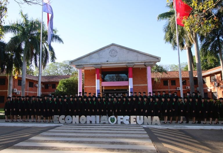 La UNA celebra egreso de economistas