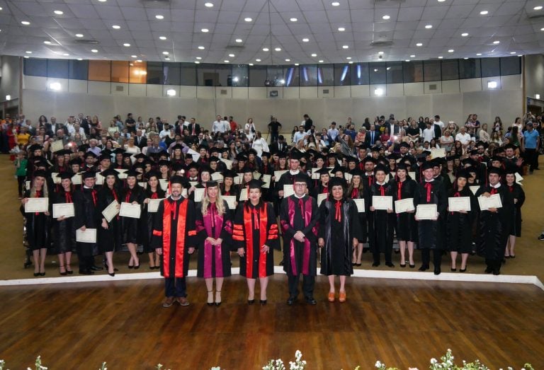 Profesionales de medicina veterinaria celebran sus títulos de la UNA