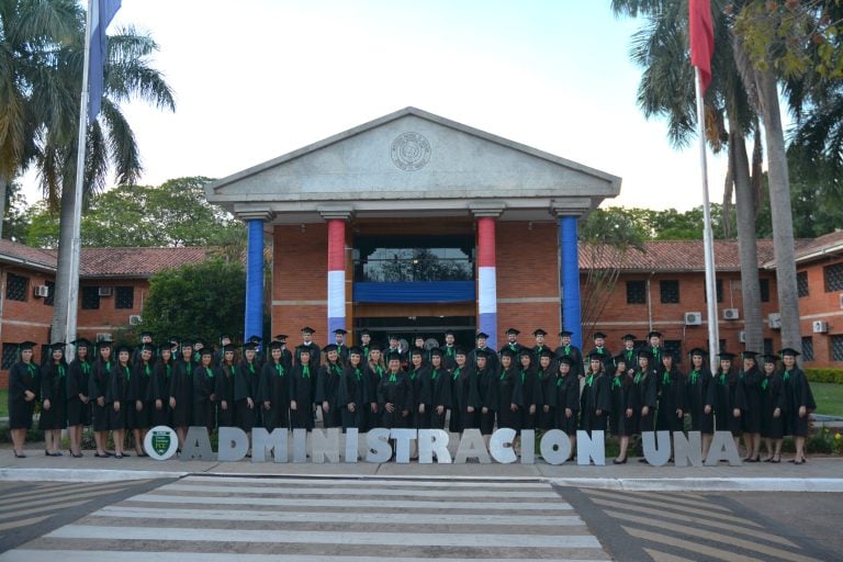 Administradores recibieron sus títulos de la UNA