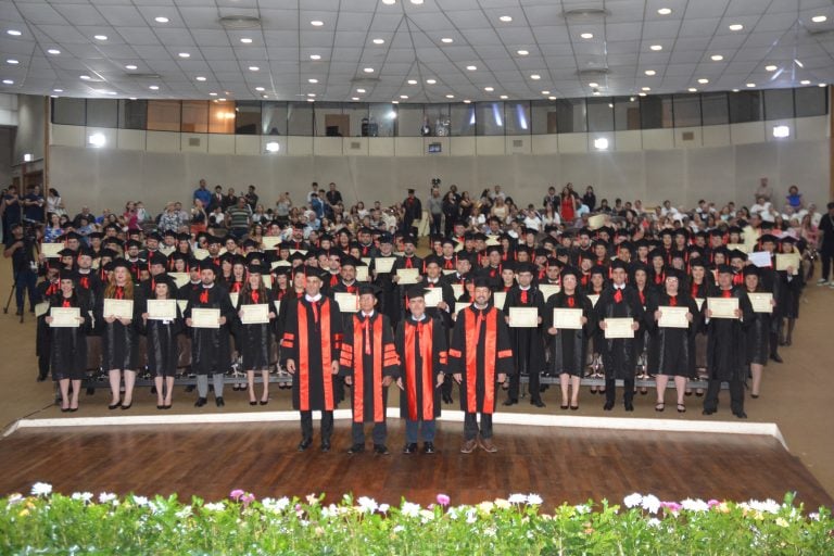 Profesionales del derecho recibieron sus títulos de la UNA