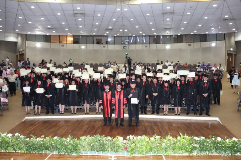 Notarias y notarios recibieron sus títulos de la UNA