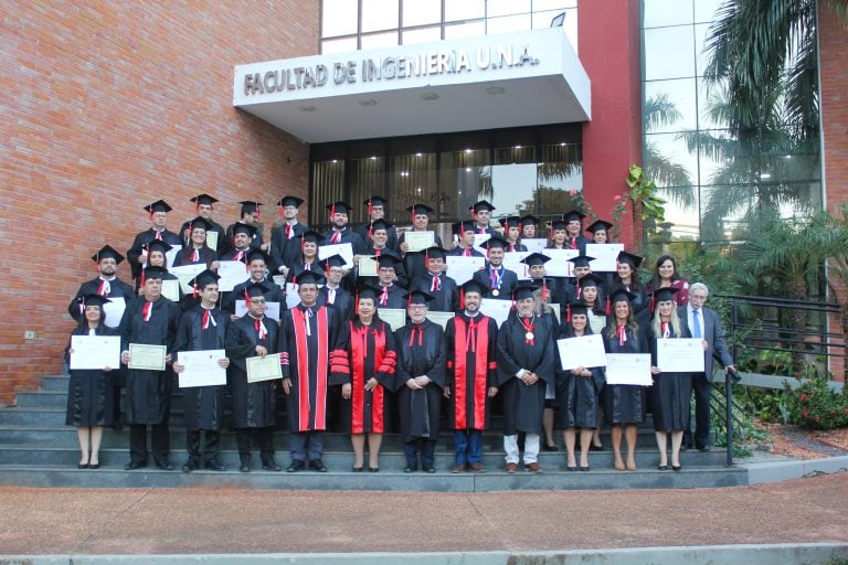 Máxima distinción académica y celebración de postgrado en FIUNA