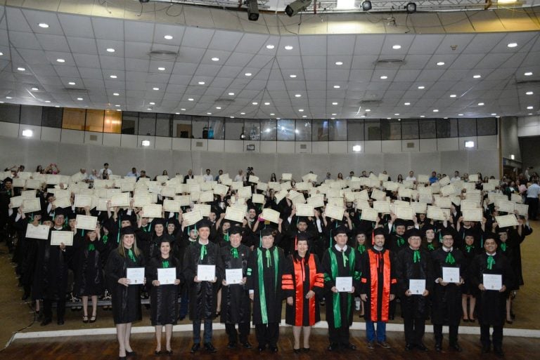 Contadores y administradores de tres filiales recibieron sus títulos de la UNA