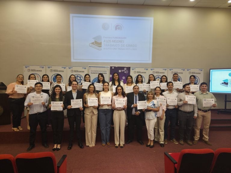 Premian a mejores trabajos de grado del 2021 y 2022 de la FCQ-UNA