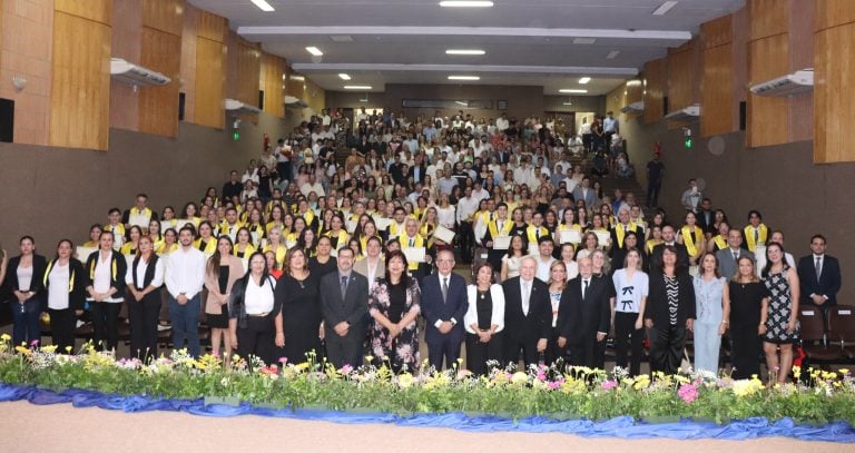 Profesionales de la odontología recibieron sus títulos de postgrado