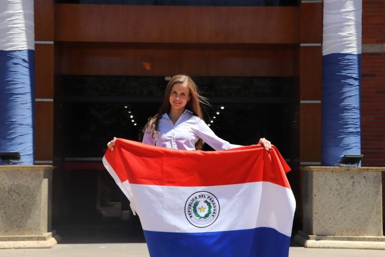Egresada de la UNA demuestra que la formación paraguaya compite al más alto nivel
