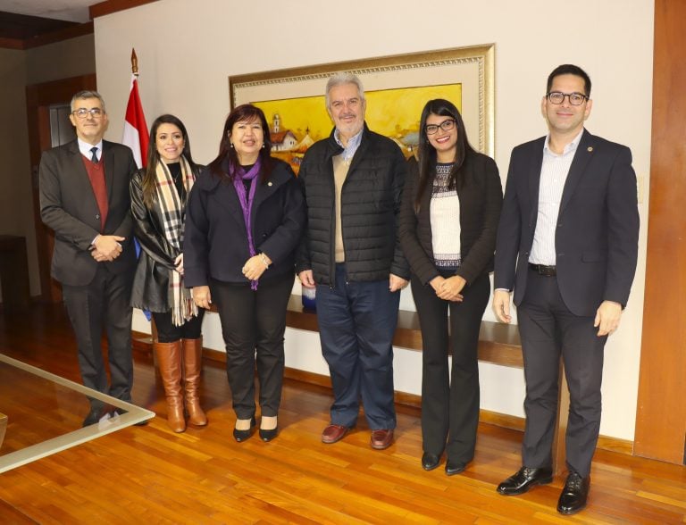UNA y UIP analizan acciones conjuntas para fortalecer empleabilidad, investigación y vinculación con el sector industrial