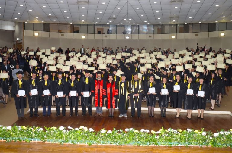 Profesionales de la FACEN-UNA recibieron sus títulos de grado y postgrado