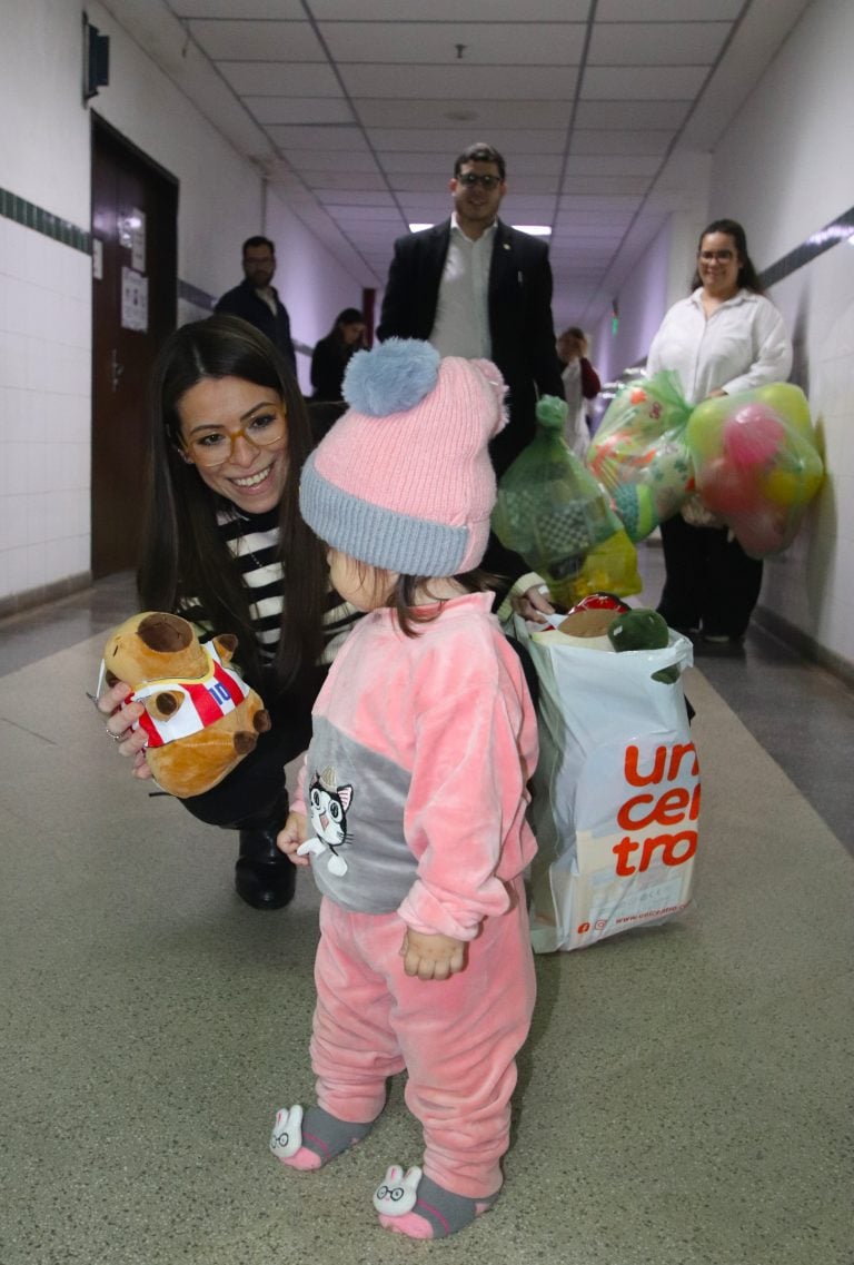 La solidaridad de la UNA llevó alegría a niños internados en el Hospital de Clínicas