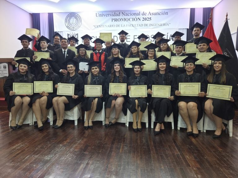 Profesionales de grado y postgrado recibieron sus títulos de la UNA en San Juan Bautista