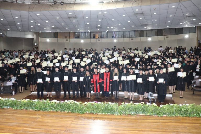 Profesionales de la FF-UNA recibieron sus títulos de grado y postgrado