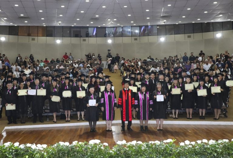 Profesionales de la FACSO-UNA recibieron sus títulos universitarios