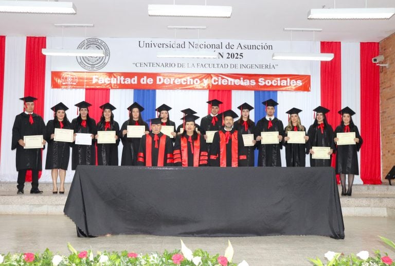Profesionales del Derecho de la filial Benjamín Aceval recibieron sus títulos de la UNA