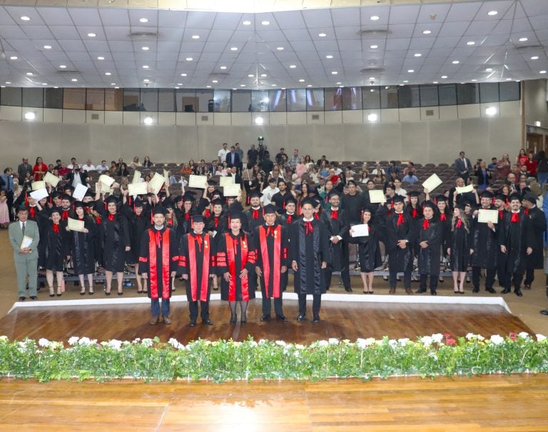 Profesionales del Derecho recibieron sus títulos de la UNA